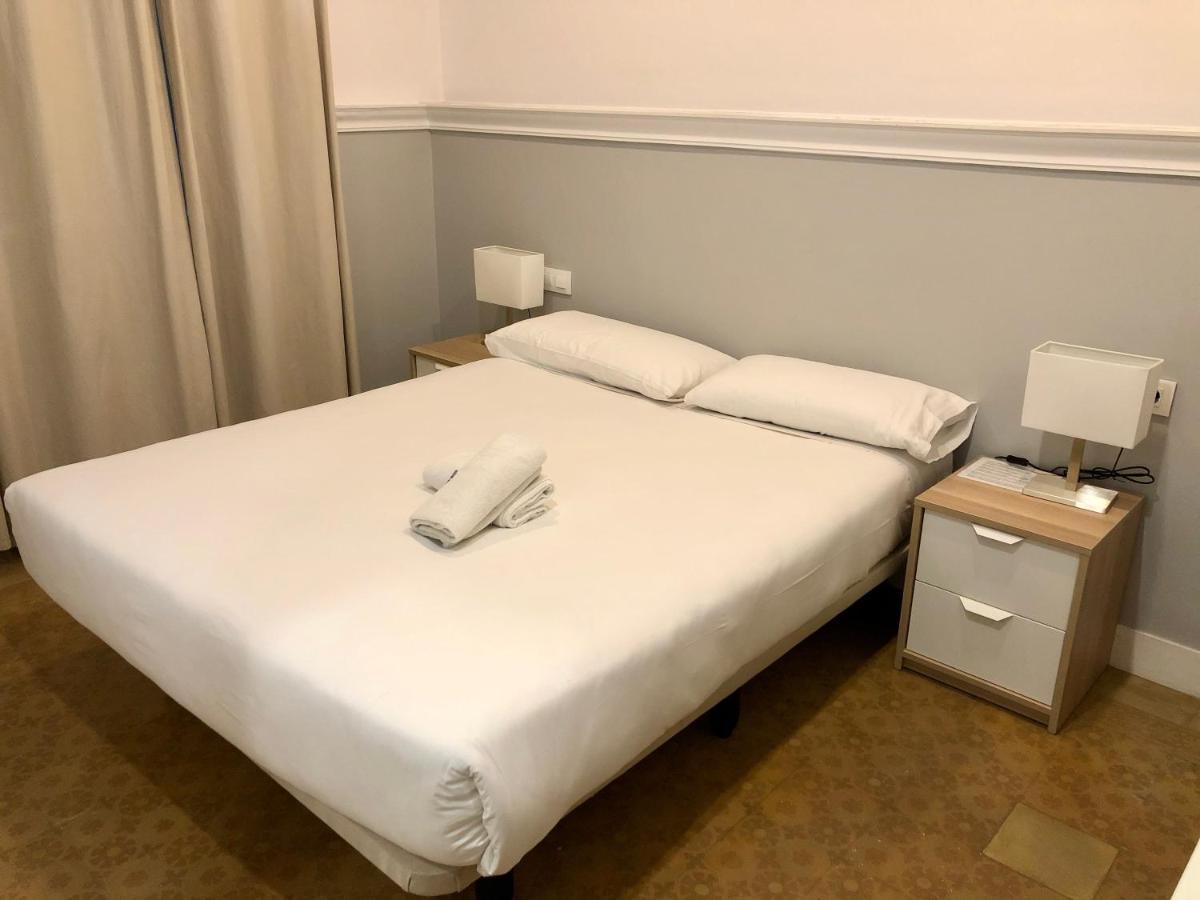 Hostal Medea Barcelona Buitenkant foto